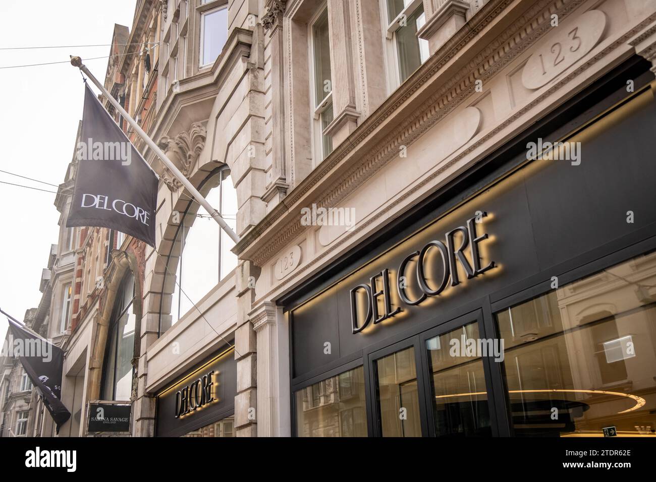 LONDRA - 14 DICEMBRE 2023: Negozio del Core su Bond Street. Marchio di stilisti di lusso. Foto Stock