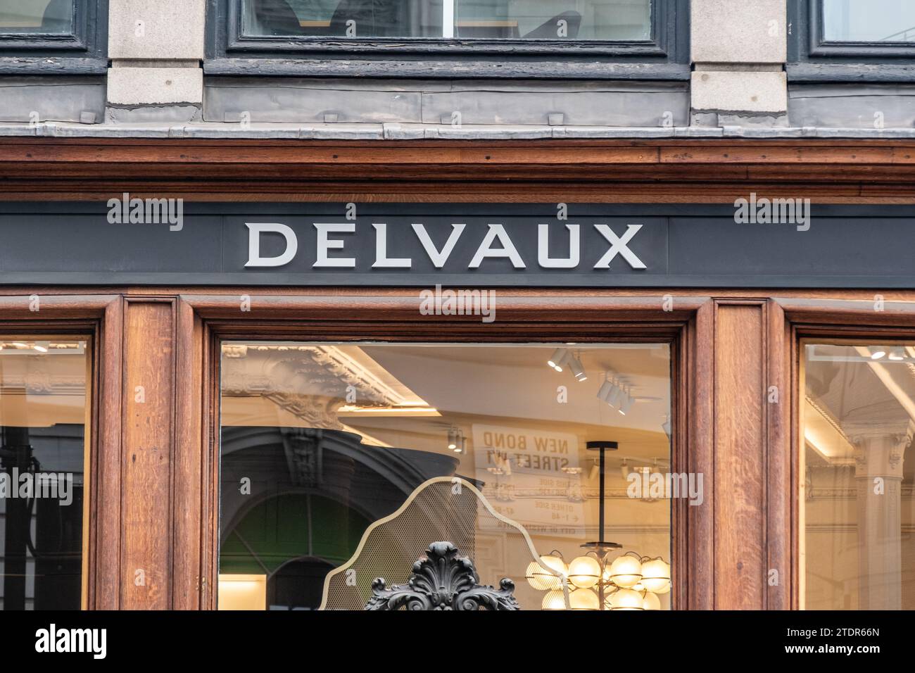 LONDRA - 14 DICEMBRE 2023: Negozio Delvaux su Bond Street. Marchio di lusso specializzato in pelletteria. Foto Stock
