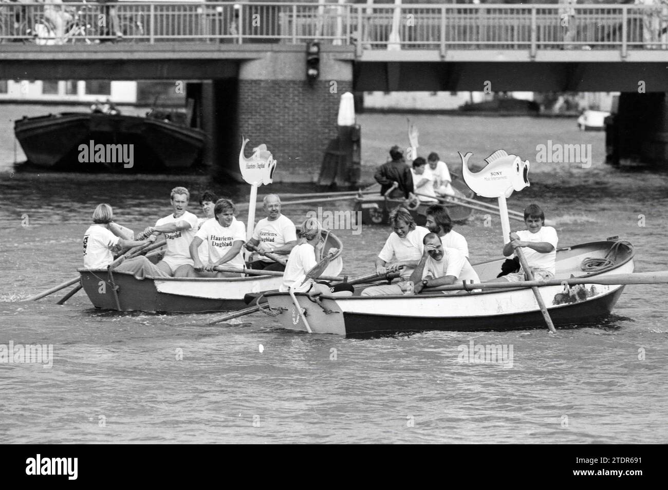 Regata di canottaggio, promozione Haarlem, 05-09-1991, Whizgle News from the Past, su misura per il futuro. Esplora le narrazioni storiche, l'immagine dell'agenzia olandese olandese con una prospettiva moderna, colmando il divario tra gli eventi di ieri e quelli di domani. Un viaggio senza tempo che delinea le storie che plasmano il nostro futuro Foto Stock