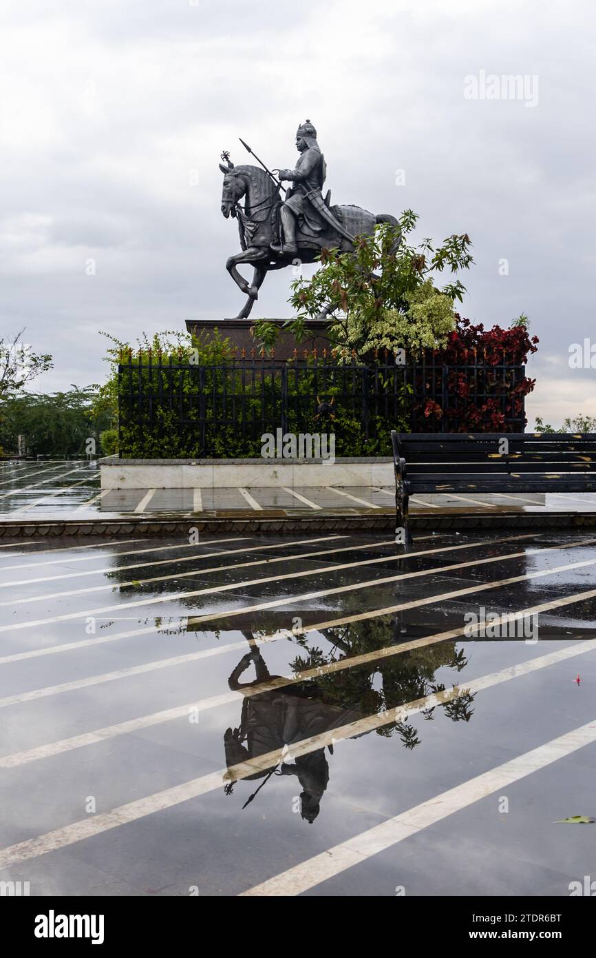 la statua del guerriero indiano maharana pratap di giorno da una prospettiva unica viene scattata all'haldighati rajasthan india. Foto Stock