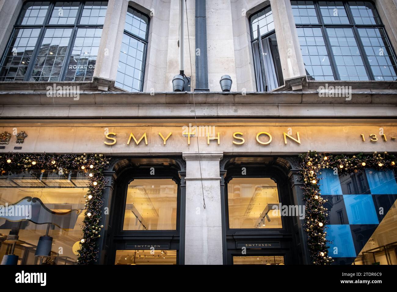 LONDRA - 14 DICEMBRE 2023: Negozio Smythson su Bond Street. Produttore e rivenditore britannico di articoli di cancelleria di lusso, pelletteria, diari e moda Foto Stock