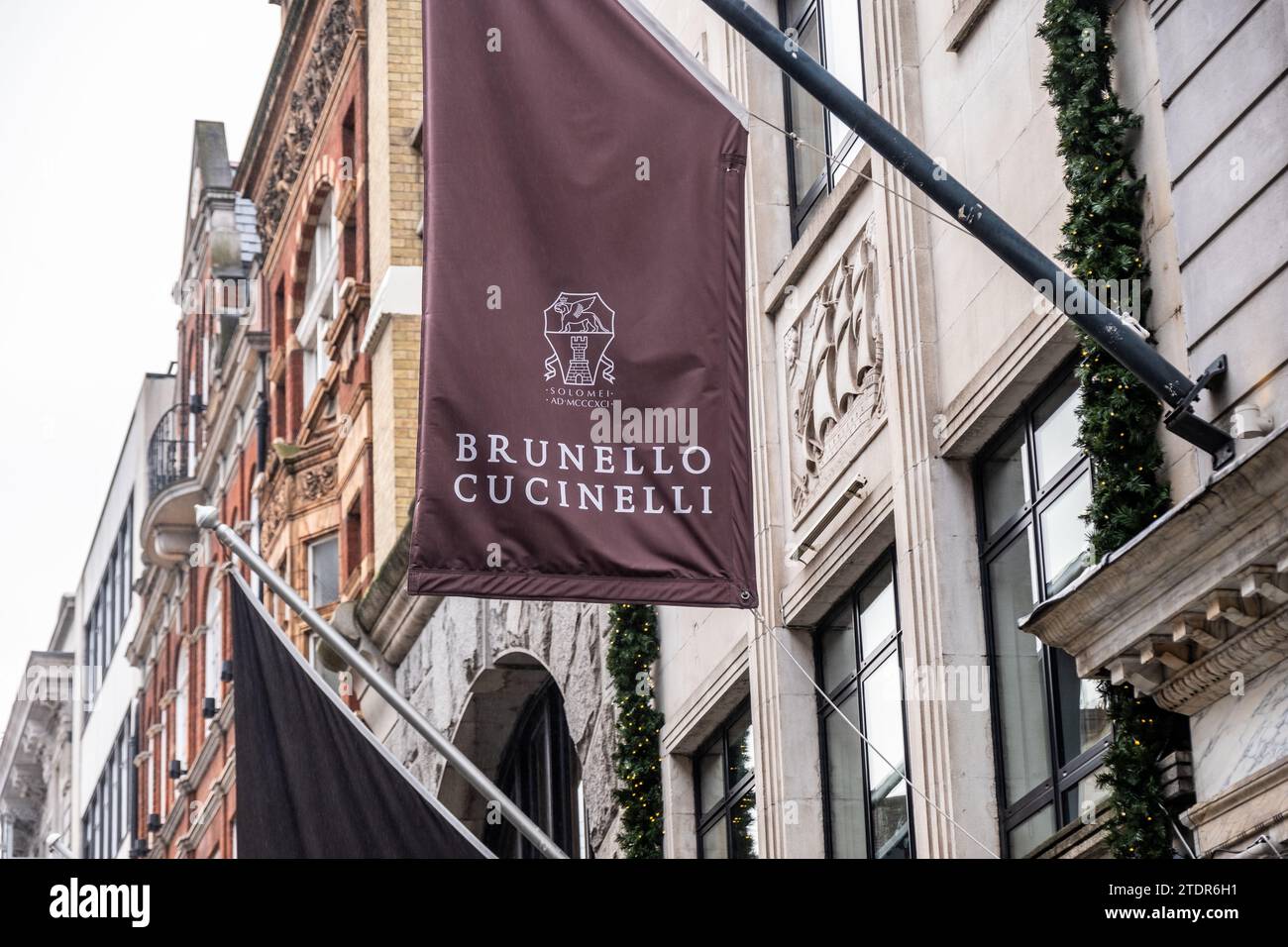 LONDRA - 14 DICEMBRE 2023: Negozio Brunello Cucinelli su Bond Street. Marchio di stilisti di lusso Foto Stock