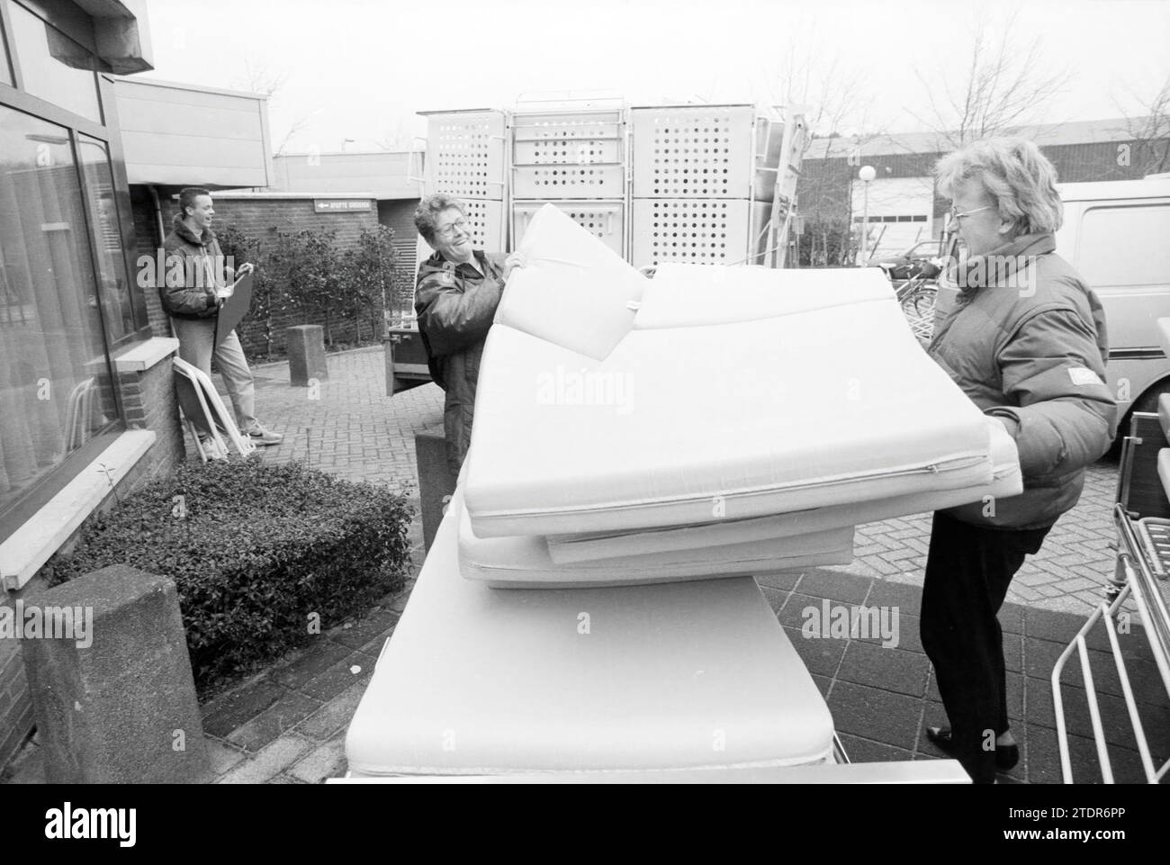 Letto d'ospedale per la Romania, Hillegom, 06-01-1992, Whizgle News from the Past, su misura per il futuro. Esplora le narrazioni storiche, l'immagine dell'agenzia olandese olandese con una prospettiva moderna, colmando il divario tra gli eventi di ieri e quelli di domani. Un viaggio senza tempo che delinea le storie che plasmano il nostro futuro Foto Stock