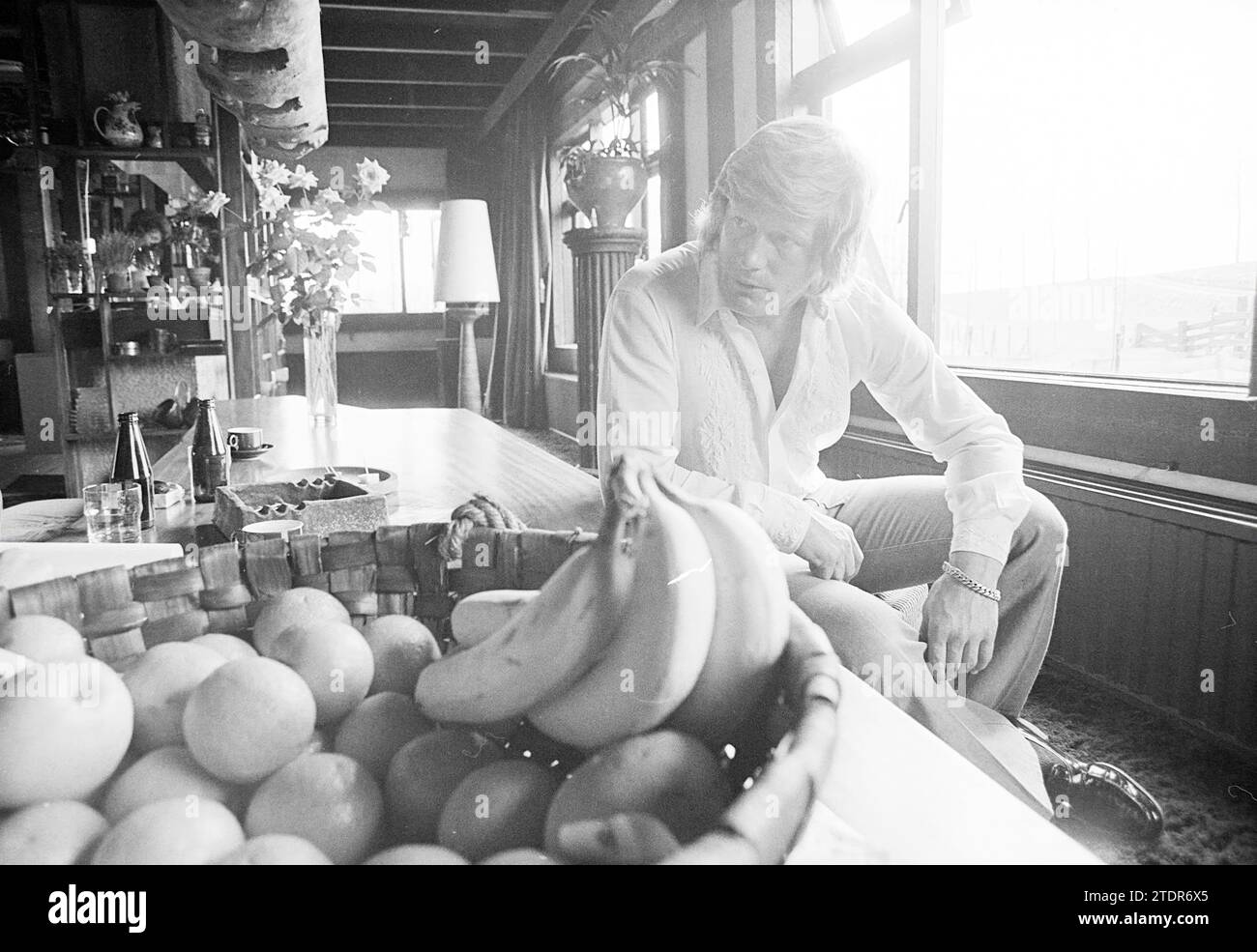 Ritratto di un uomo in luoghi diversi all'interno e all'esterno, Whizgle News from the Past, su misura per il futuro. Esplora le narrazioni storiche, l'immagine dell'agenzia olandese olandese con una prospettiva moderna, colmando il divario tra gli eventi di ieri e quelli di domani. Un viaggio senza tempo che delinea le storie che plasmano il nostro futuro Foto Stock