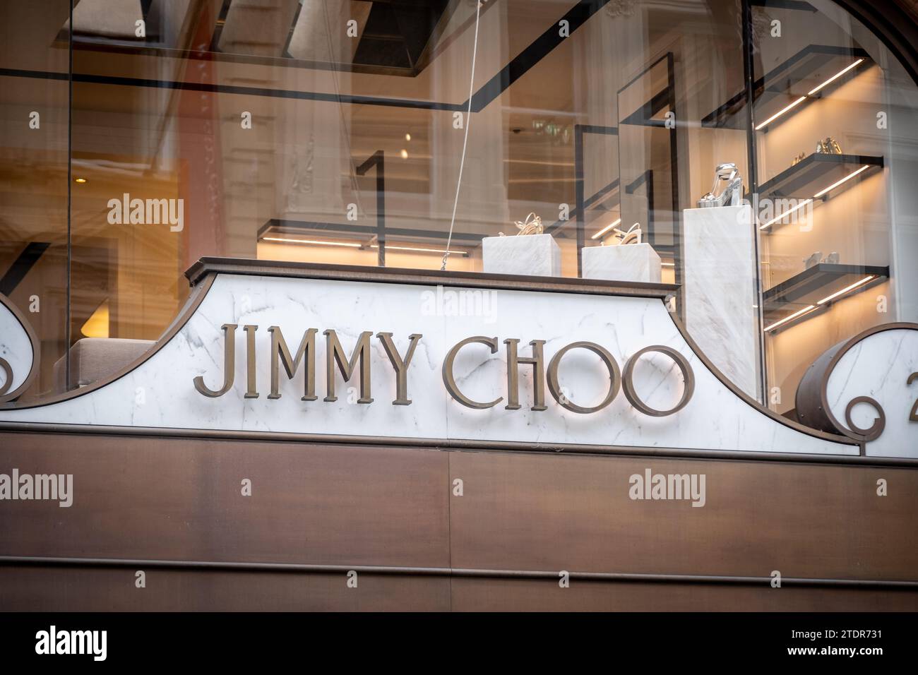LONDRA - 14 DICEMBRE 2023: Negozio Jimmy Choo in Bond Street. Marchio di calzature di design Foto Stock