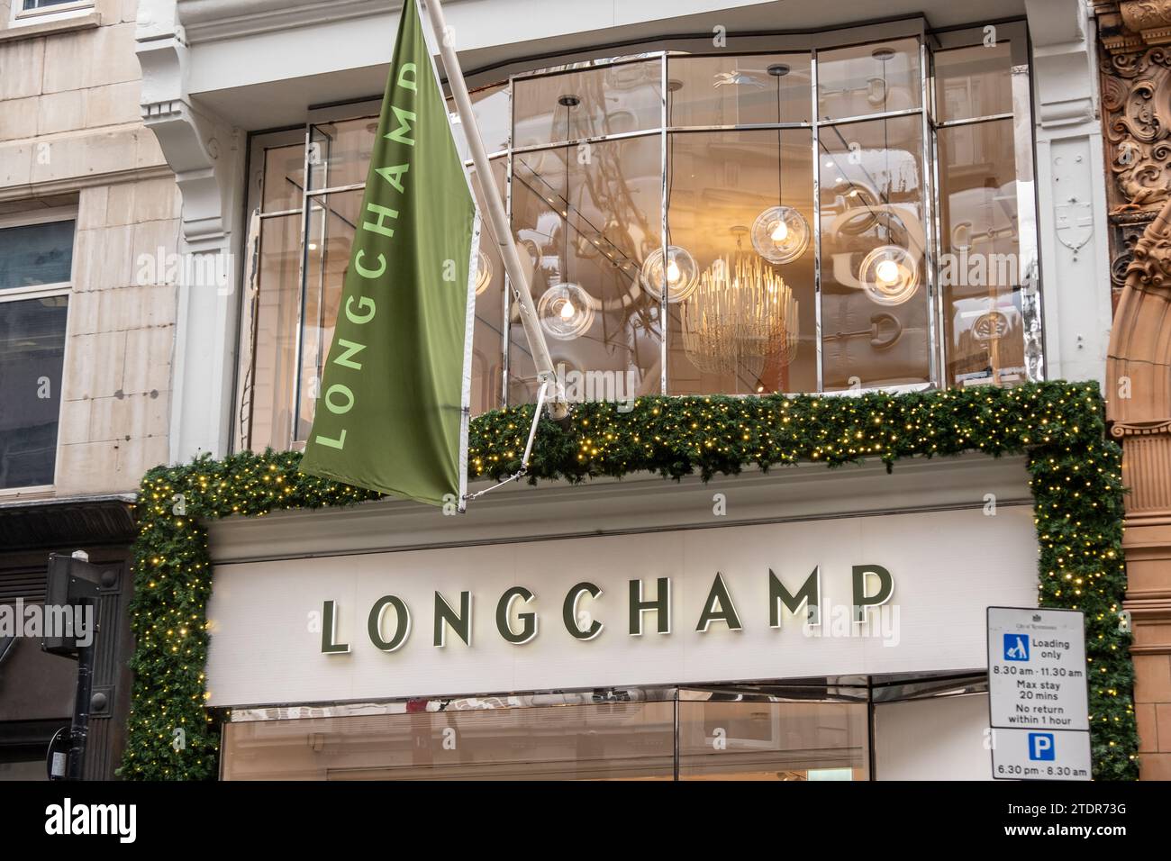 LONDRA - 14 DICEMBRE 2023: Negozio Longchamp su Bond Street. Marchio di stilisti di lusso Foto Stock