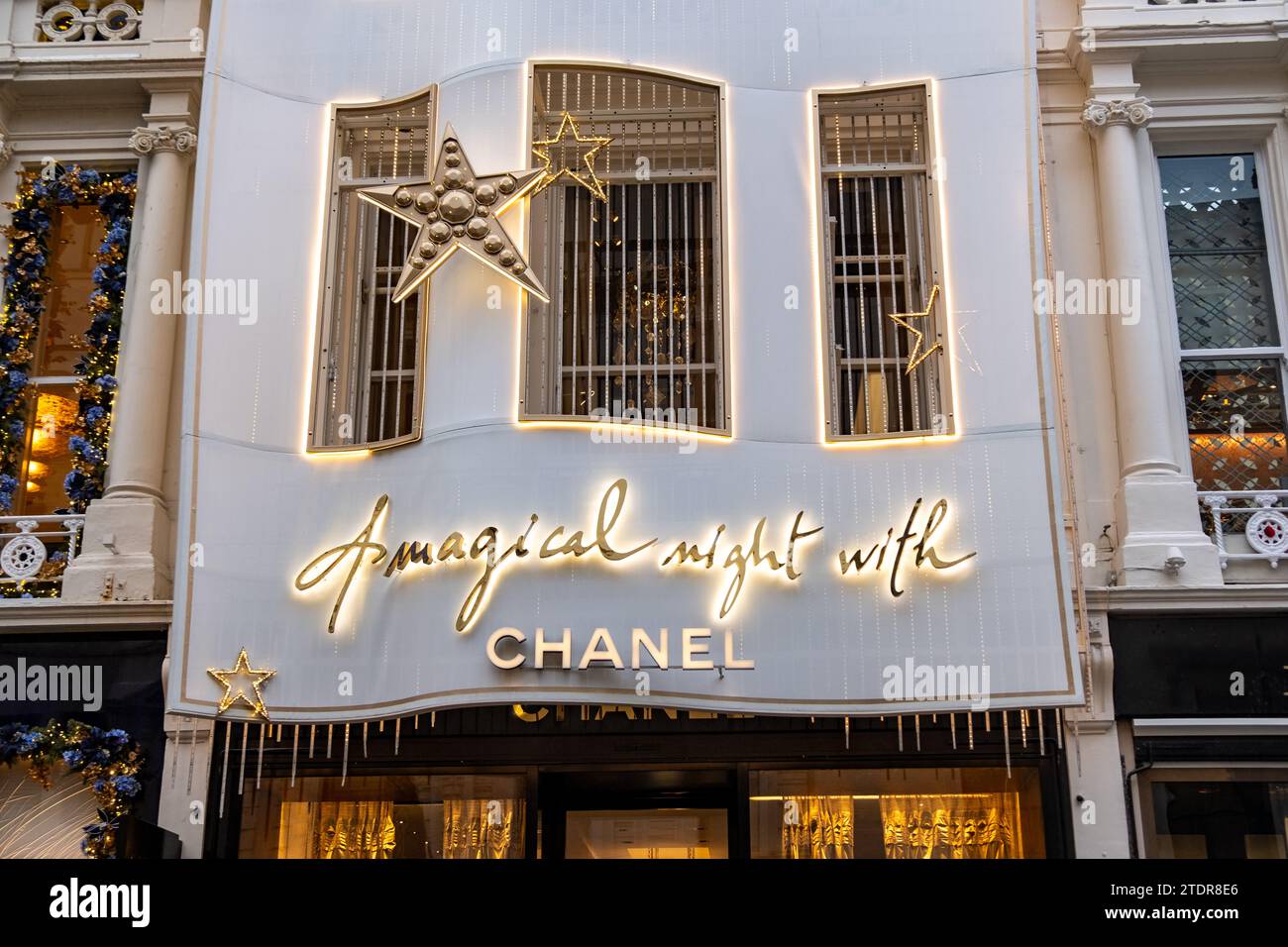 LONDRA - 14 DICEMBRE 2023: Negozio di moda Chanel su Bond Street, un marchio di moda francese di lusso Foto Stock