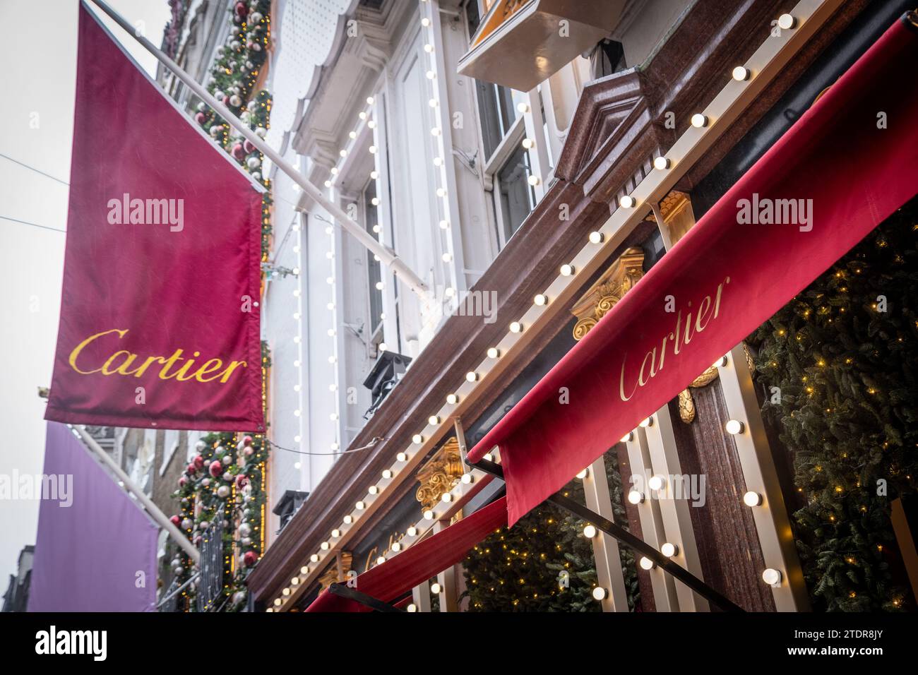 LONDRA - 14 DICEMBRE 2023: Cartier - etichetta di moda francese di lusso, Bond Street Foto Stock