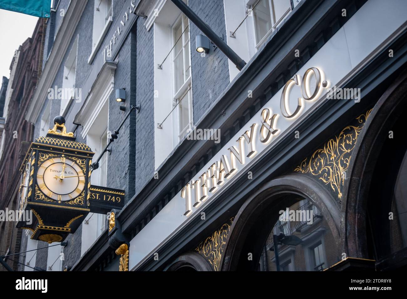 LONDRA - 14 DICEMBRE 2023: Tiffany & Co, gioielleria di lusso americana in Bond Street Foto Stock