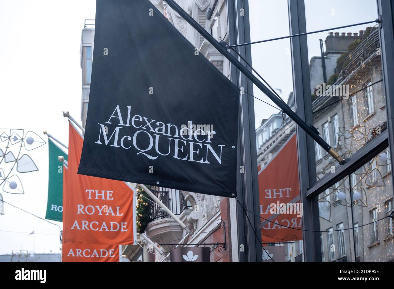LONDRA - 14 DICEMBRE 2023: Alexander McQueen, stilista di moda inglese, negozio di Bond Street, Mayfair Foto Stock