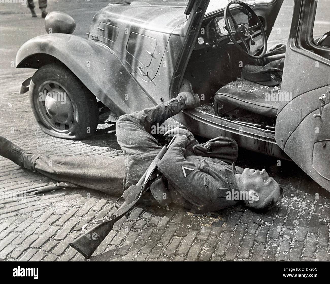 BATTAGLIA DI ARNHEM, SETTEMBRE 1944. Il generale Friedrich Kussin, comandante militare del distretto di Arnhem, fu vittima di un'imboscata e ucciso nella sua auto Citroen da un plotone del 3rd Battalion Parachute Regiment nel tardo pomeriggio del 17 settembre. Il corpo del suo autista. Foto Stock