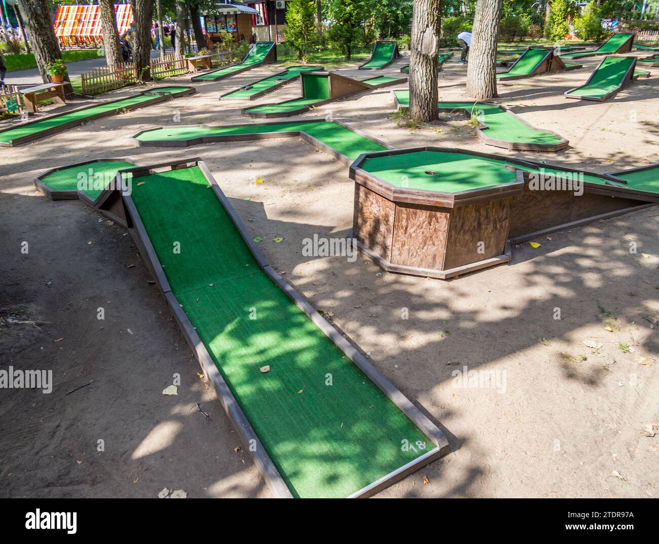 Un parco giochi attrezzato per giocare a minigolf Foto Stock