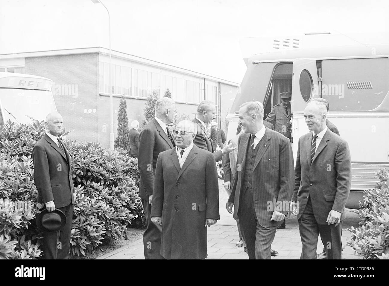 Presidente Bourgiba nel nostro paese, ricevimenti reali e visite reali, 06-07-1966, Whizgle News from the Past, su misura per il futuro. Esplora le narrazioni storiche, l'immagine dell'agenzia olandese olandese con una prospettiva moderna, colmando il divario tra gli eventi di ieri e quelli di domani. Un viaggio senza tempo che delinea le storie che plasmano il nostro futuro Foto Stock