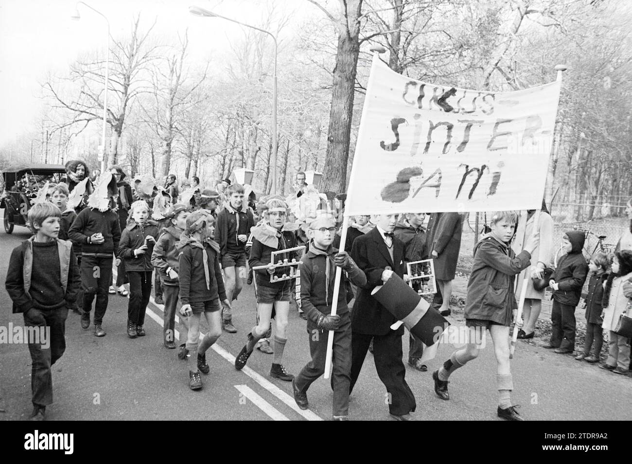 Black Petes in cornici per passeggiate - Parata del circo per bambini, St. Nicholas, Sinterklaas, 21-11-1970, Whizgle News from the Past, su misura per il futuro. Esplora le narrazioni storiche, l'immagine dell'agenzia olandese olandese con una prospettiva moderna, colmando il divario tra gli eventi di ieri e quelli di domani. Un viaggio senza tempo che delinea le storie che plasmano il nostro futuro Foto Stock