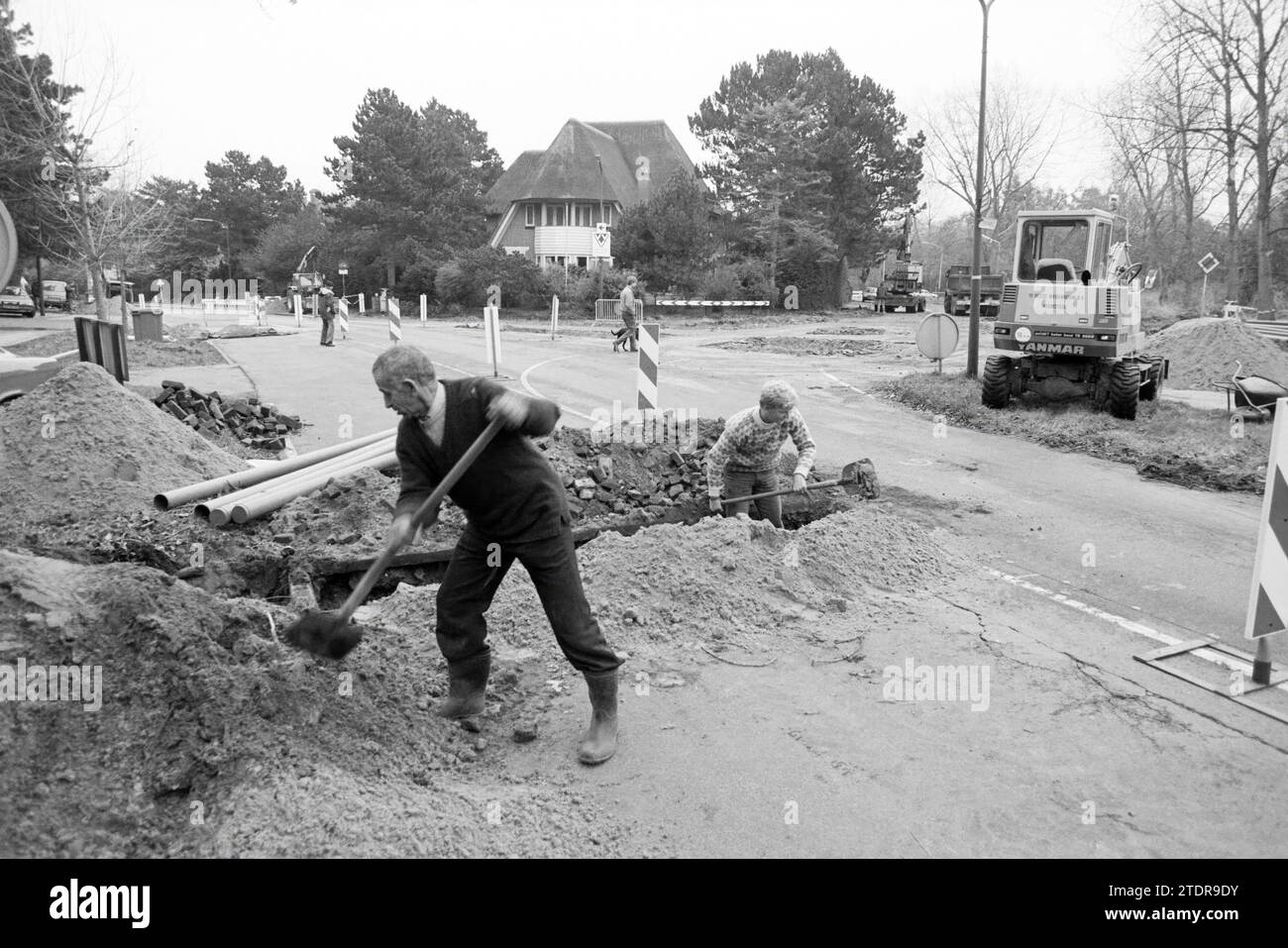 Posa di tubi, 00-00-1987, Whizgle News from the Past, su misura per il futuro. Esplora le narrazioni storiche, l'immagine dell'agenzia olandese olandese con una prospettiva moderna, colmando il divario tra gli eventi di ieri e quelli di domani. Un viaggio senza tempo che delinea le storie che plasmano il nostro futuro Foto Stock