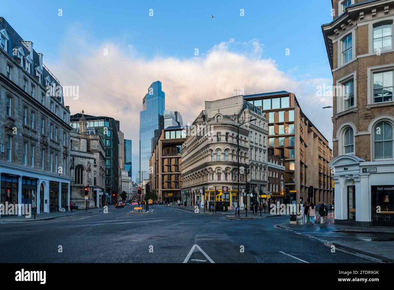 Londra, Regno Unito - 25 agosto 2023: Incrocio nel quartiere finanziario di Londra al tramonto. Queen Victoria Street Foto Stock