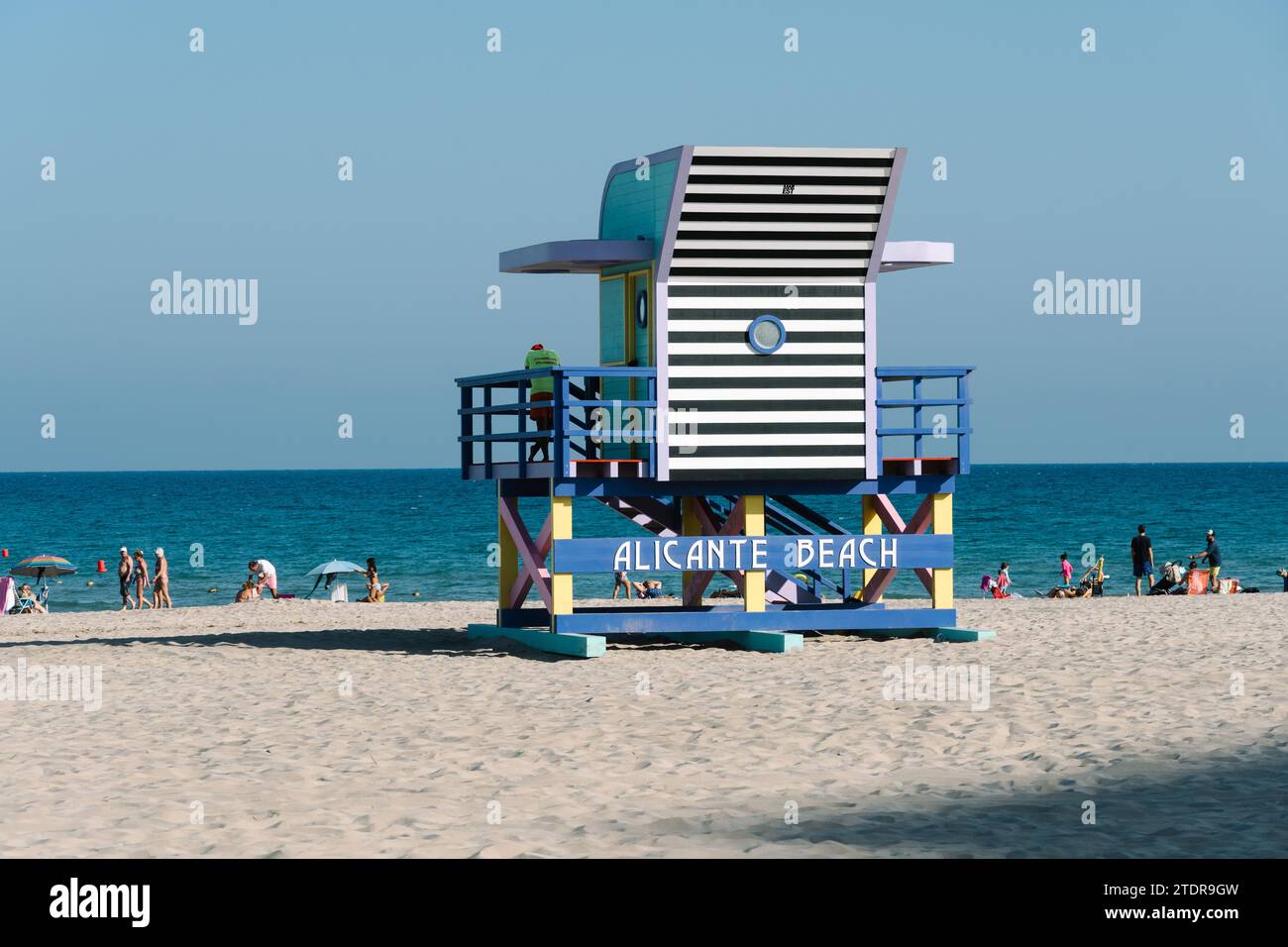 Alicante, Spagna - 13 ottobre 2023: Rifugio Bay Watchers sulla spiaggia di San Juan Foto Stock
