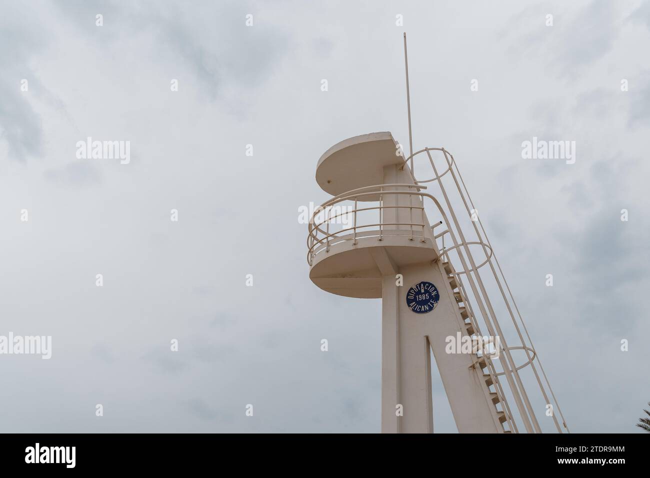 Alicante, Spagna - 13 ottobre 2023: Torre degli osservatori della baia nella spiaggia di San Juan Foto Stock