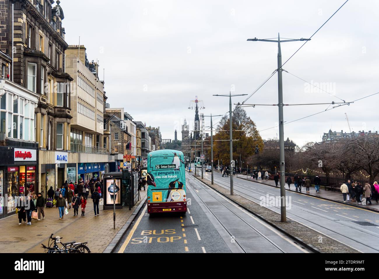 Edimburgo, Regno Unito - 3 dicembre 2023: Princess Street durante il periodo natalizio Foto Stock