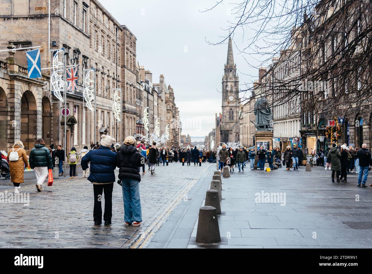 Edimburgo, Regno Unito - 3 dicembre 2023: Royal Mile durante il periodo natalizio Foto Stock