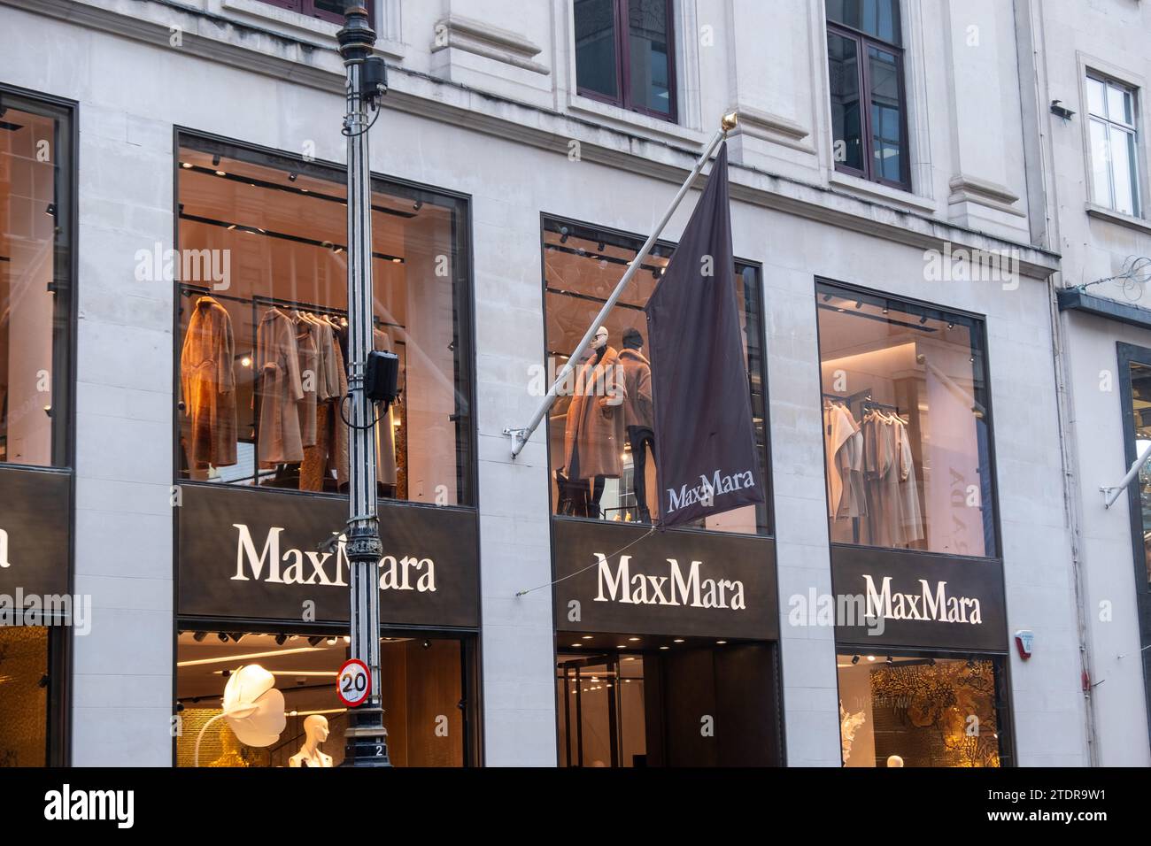 LONDRA - 14 DICEMBRE 2023: Negozio Max Mara a Bond Street, Mayfair. Un marchio di moda italiano di lusso Foto Stock
