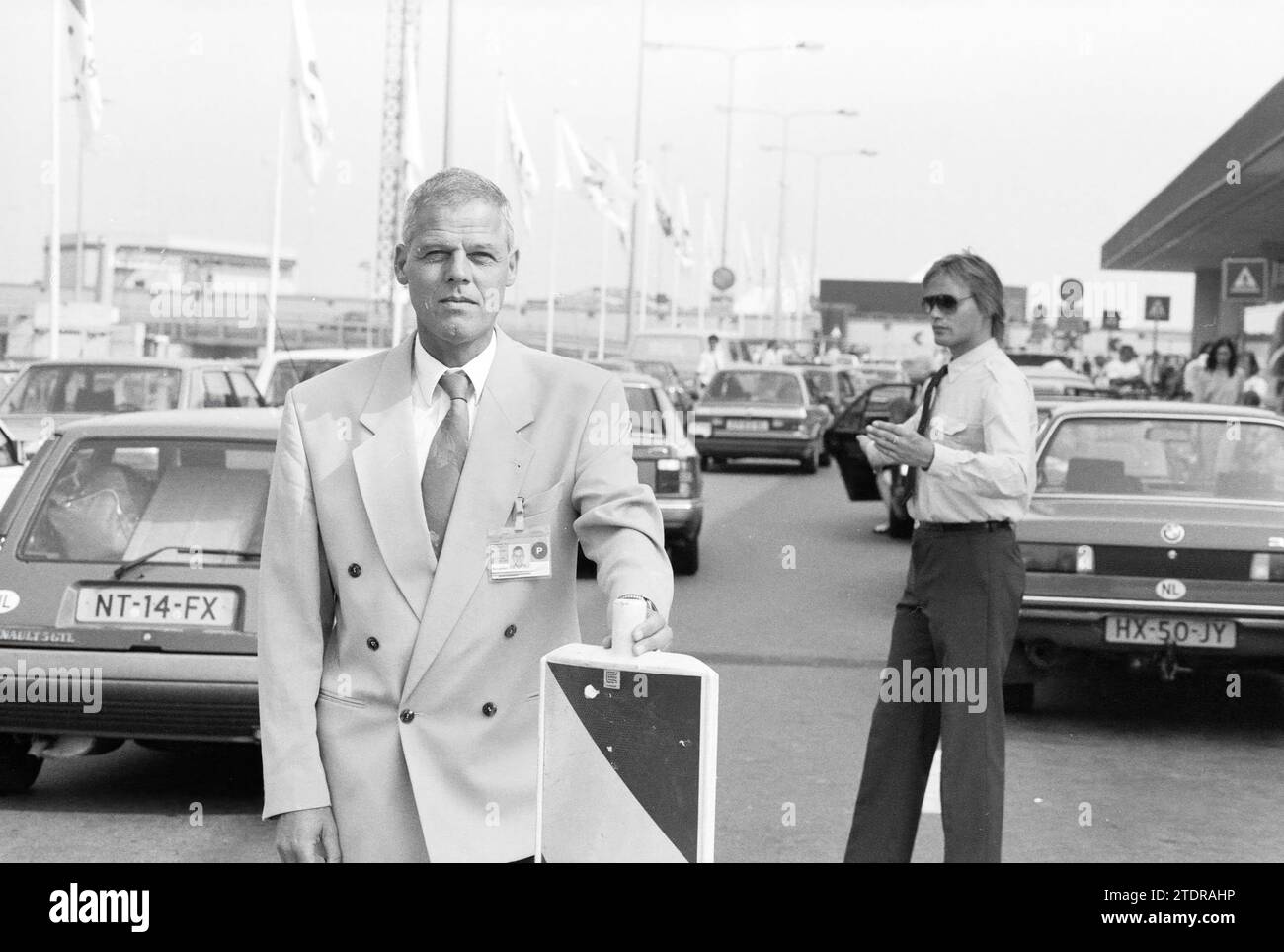 Schiphol coordinatore del team drive-up, 01-08-1991, Whizgle News from the Past, su misura per il futuro. Esplora le narrazioni storiche, l'immagine dell'agenzia olandese olandese con una prospettiva moderna, colmando il divario tra gli eventi di ieri e quelli di domani. Un viaggio senza tempo che delinea le storie che plasmano il nostro futuro Foto Stock