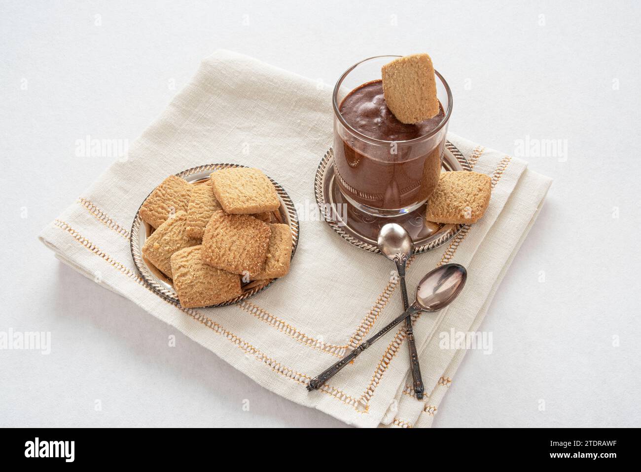 Mousse al cioccolato con biscotti su un tavolo Foto Stock