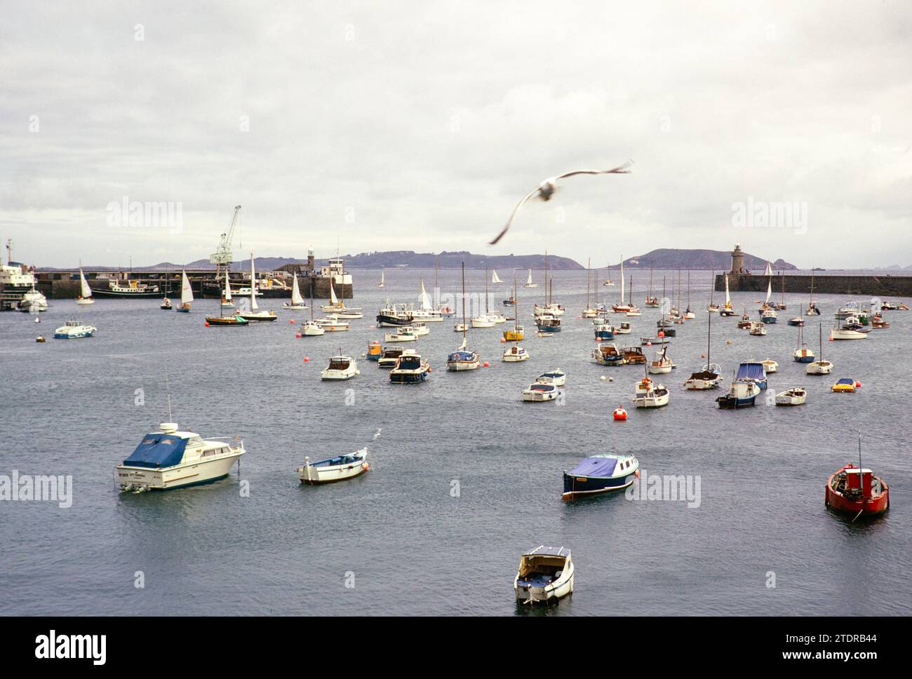 Imbarcazioni ormeggiate nel porto, St Peter Port, Guernsey, Channel Islands, Gran Bretagna, giugno 1974 Foto Stock