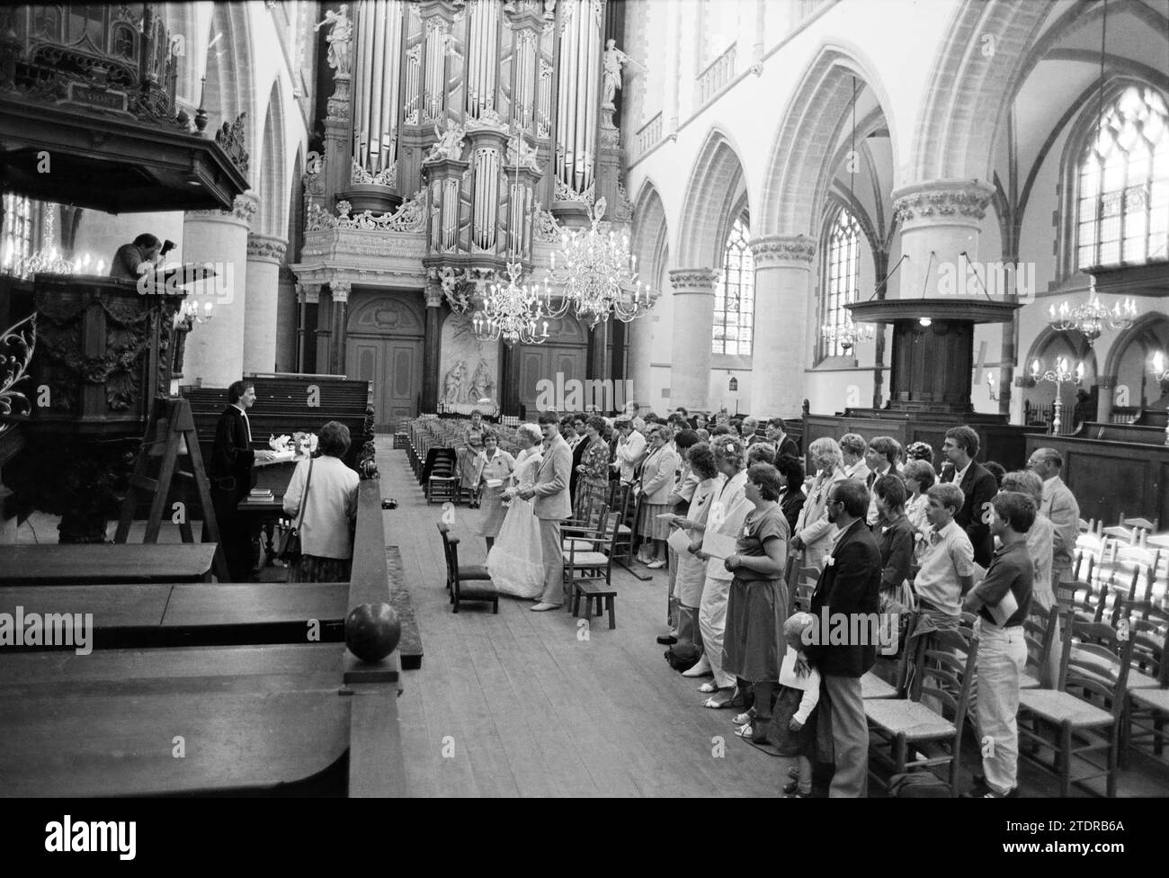 1 ° matrimonio nella chiesa restaurata il Bavo Haarlem, Grote Kerk, matrimonio, Haarlem, Paesi Bassi, 17-06-1983, Whizgle News from the Past, su misura per il futuro. Esplora le narrazioni storiche, l'immagine dell'agenzia olandese olandese con una prospettiva moderna, colmando il divario tra gli eventi di ieri e quelli di domani. Un viaggio senza tempo che delinea le storie che plasmano il nostro futuro Foto Stock