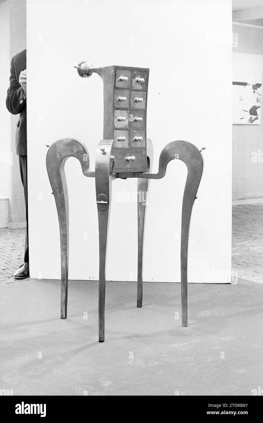 Scultura d'arte, mobili, 00-00-1972, Whizgle News from the Past, su misura per il futuro. Esplora le narrazioni storiche, l'immagine dell'agenzia olandese olandese con una prospettiva moderna, colmando il divario tra gli eventi di ieri e quelli di domani. Un viaggio senza tempo che delinea le storie che plasmano il nostro futuro Foto Stock