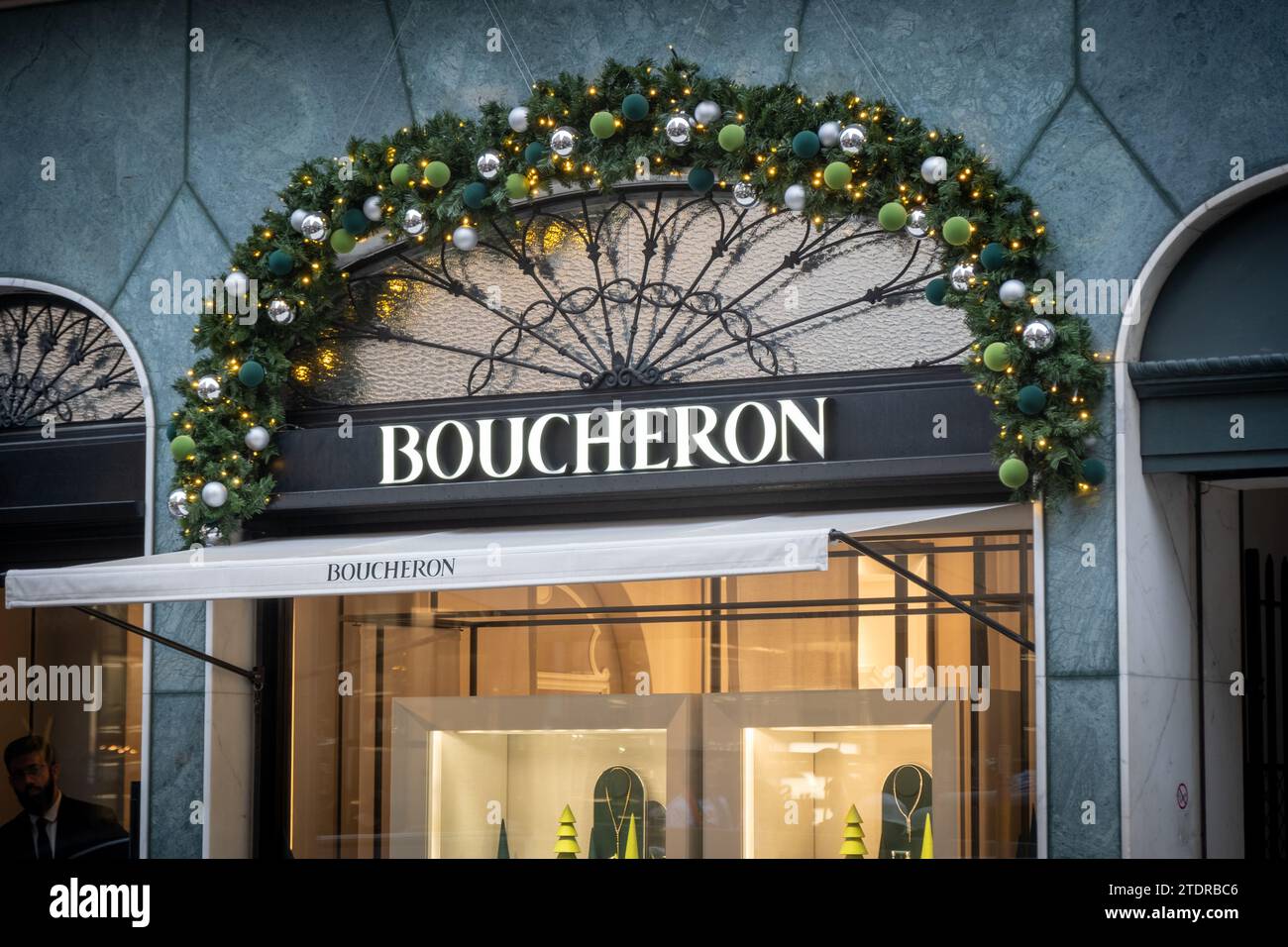 LONDRA - 14 DICEMBRE 2023: Boucheron, marchio di orologeria francese di lusso. Negozio su Bond Street Foto Stock