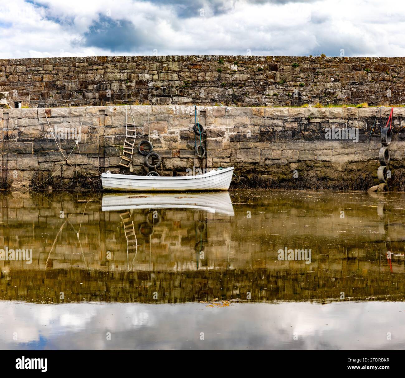 Barca nel porto di Mullaghmore, Kilkilloge, Mullaghmore, Co. Sligo, Irlanda Foto Stock