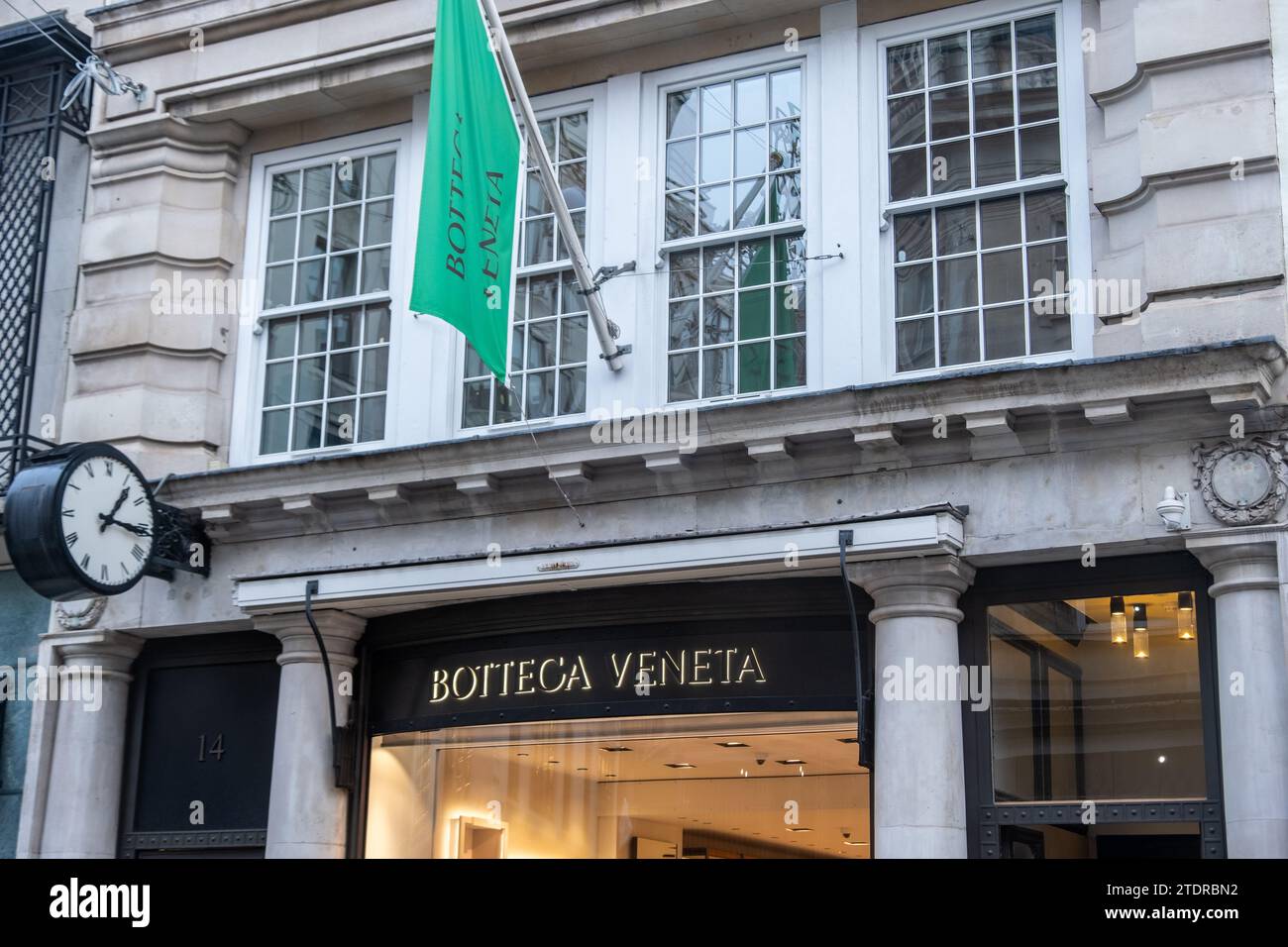 LONDRA - 14 DICEMBRE 2023: Bottega Veneta, marchio di accessori di moda di lusso Foto Stock