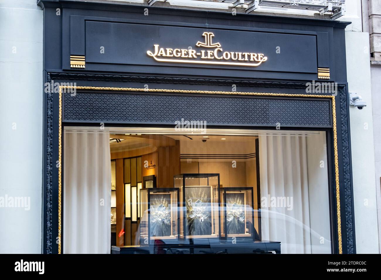 LONDRA - 14 DICEMBRE 2023: Negozio Jaeger De la Couture su Bond Street, marchio di orologi svizzeri di lusso Foto Stock