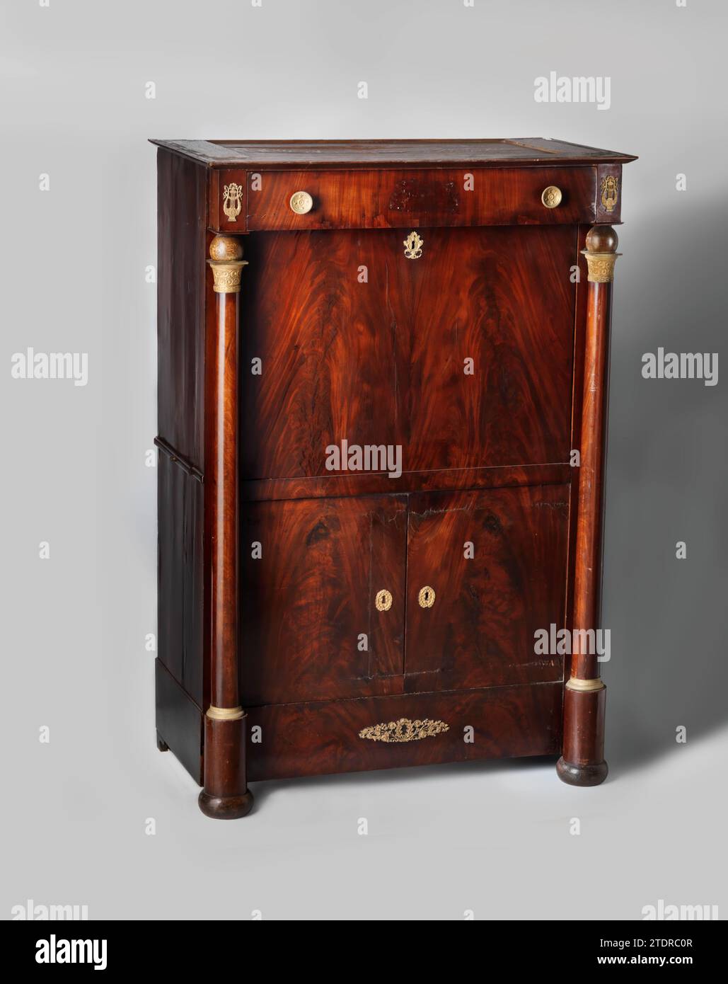 Segretario, decorato con mercurio su un'auto disegnata tra le nuvole, Anonymous, 1820 Segretario di uovo e legno di pino incollato con mogano. Due colonne separate sono state applicate ai seminterrati sugli angoli nella parte anteriore. Il seminterrato e il capitello che una sfera dipinta porta sono in bronzo dorato, così come la pastella sotto e sulle porte e il foglio di scrittura; quello del cassetto superiore nel frisone sporgente, basato sulle colonne, presenta mercurio su un'auto disegnata tra le nuvole. Dietro gli specchi e le lavagne dei fogli di scrittura. Foglia di marmo rialzata grigia. Legno dei Paesi Bassi settentrionali (materiale vegetale). oak Foto Stock