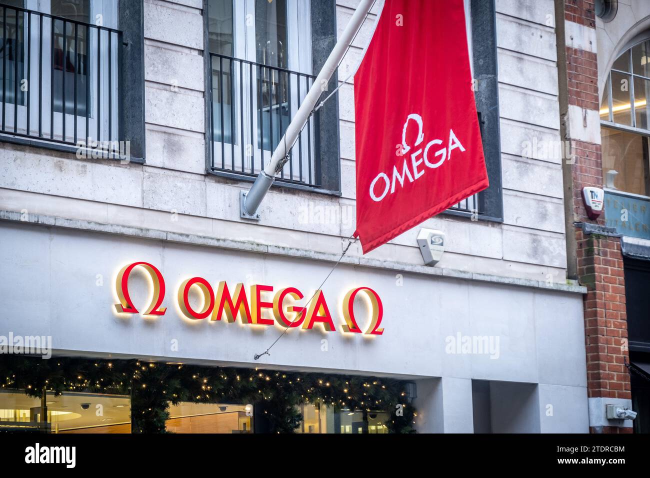 LONDRA - 14 DICEMBRE 2023: Negozio Omega su Bond Street, orologiaio svizzero di lusso Foto Stock