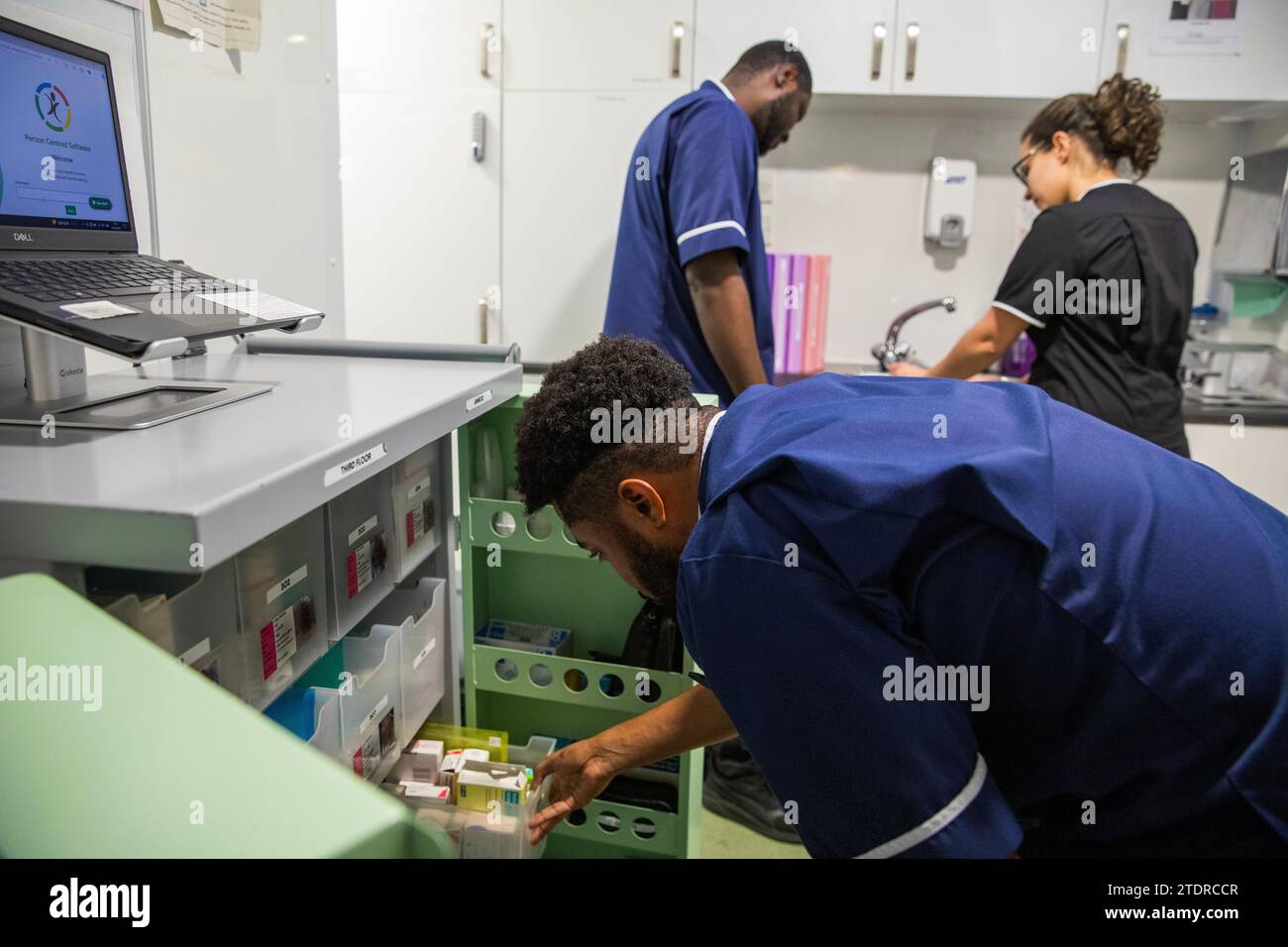 Infermiera Evans Sarbeng nella sala di trattamento con il capo della clinica Dani Botelho e il collega infermiere John Haizel Cobbinah. Sia Evans che John sono infermiere del Ghana, mentre Dani è portoghese. St Cecilias Nursing Home Scarborough. Foto Stock