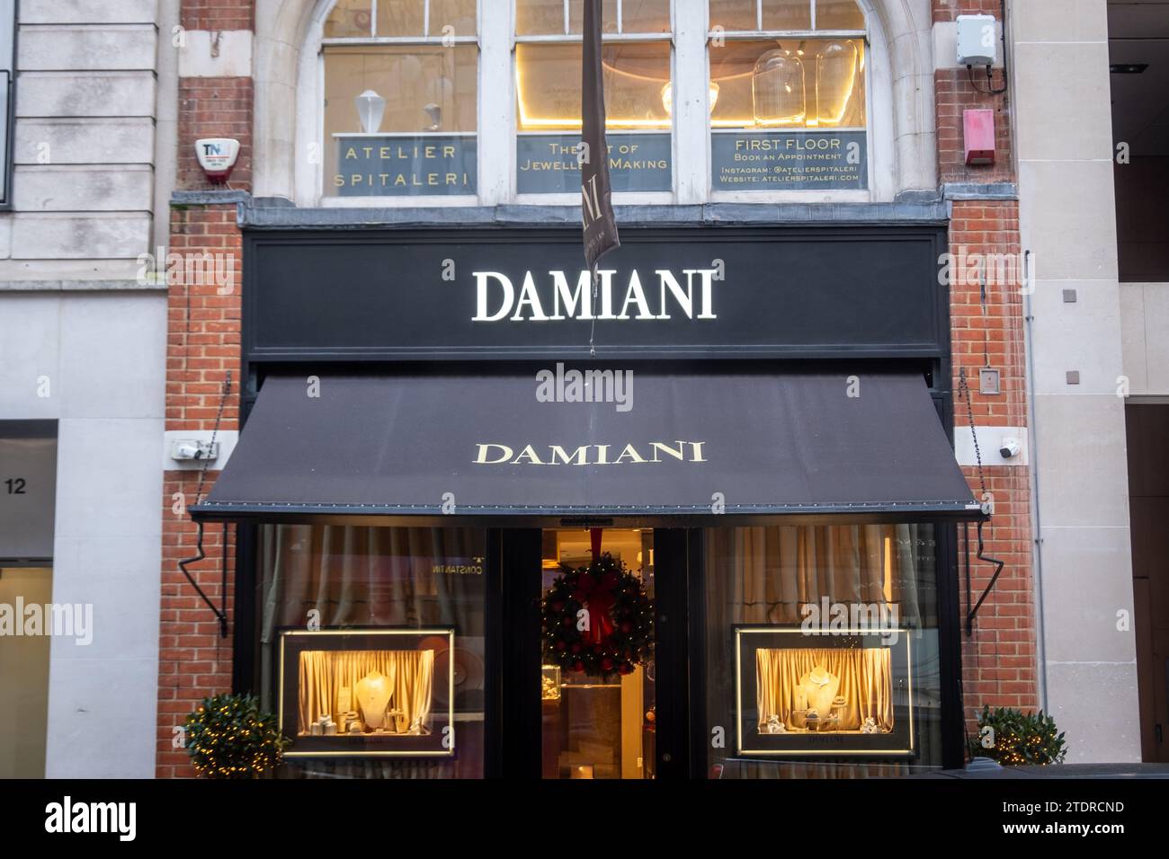 LONDRA - 14 DICEMBRE 2023: Negozio Damiani in Old Bond Street, gioielleria di lusso di lusso Foto Stock