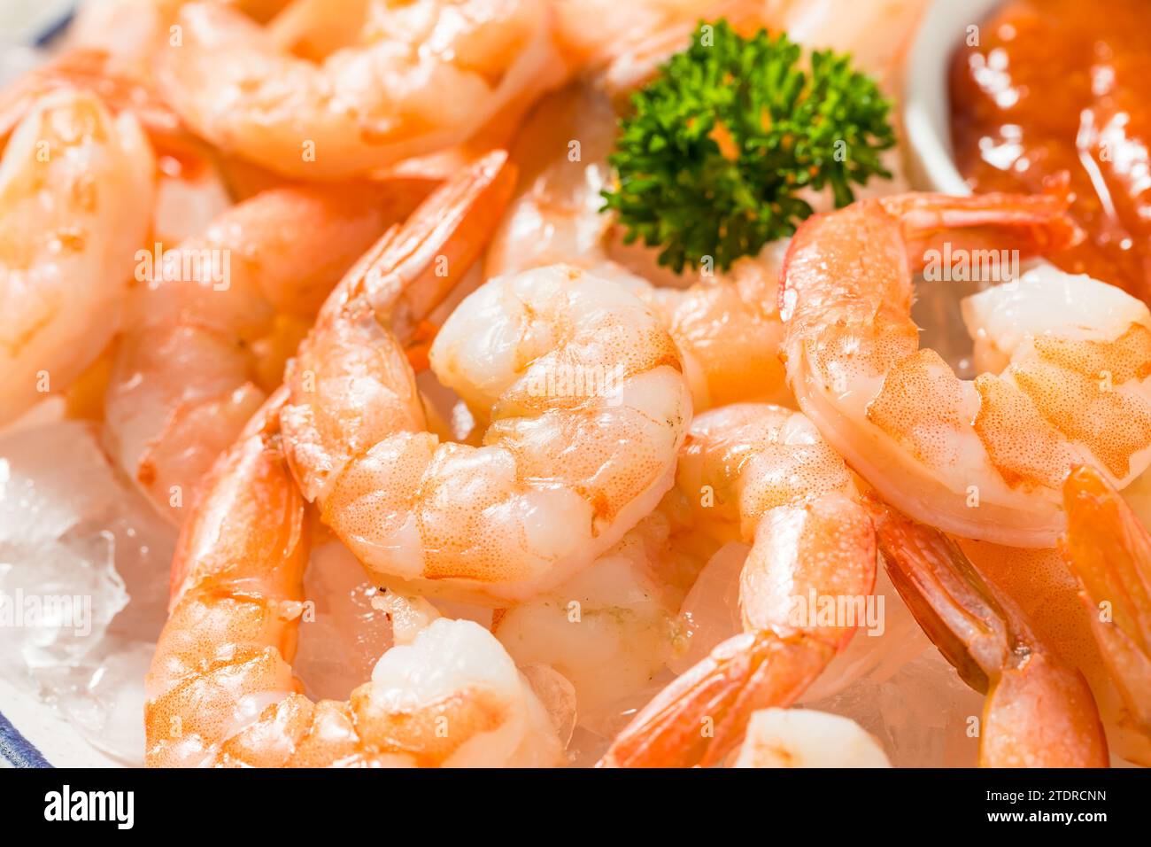 Cocktail di gamberi biologici cotti con salsa e limone Foto Stock