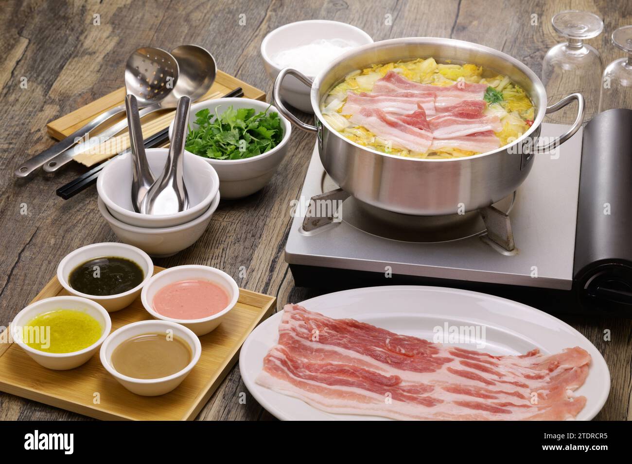Hotpot taiwanese con sottaceti di cavolo cinese e pancetta di maiale. gourmet invernale. Foto Stock