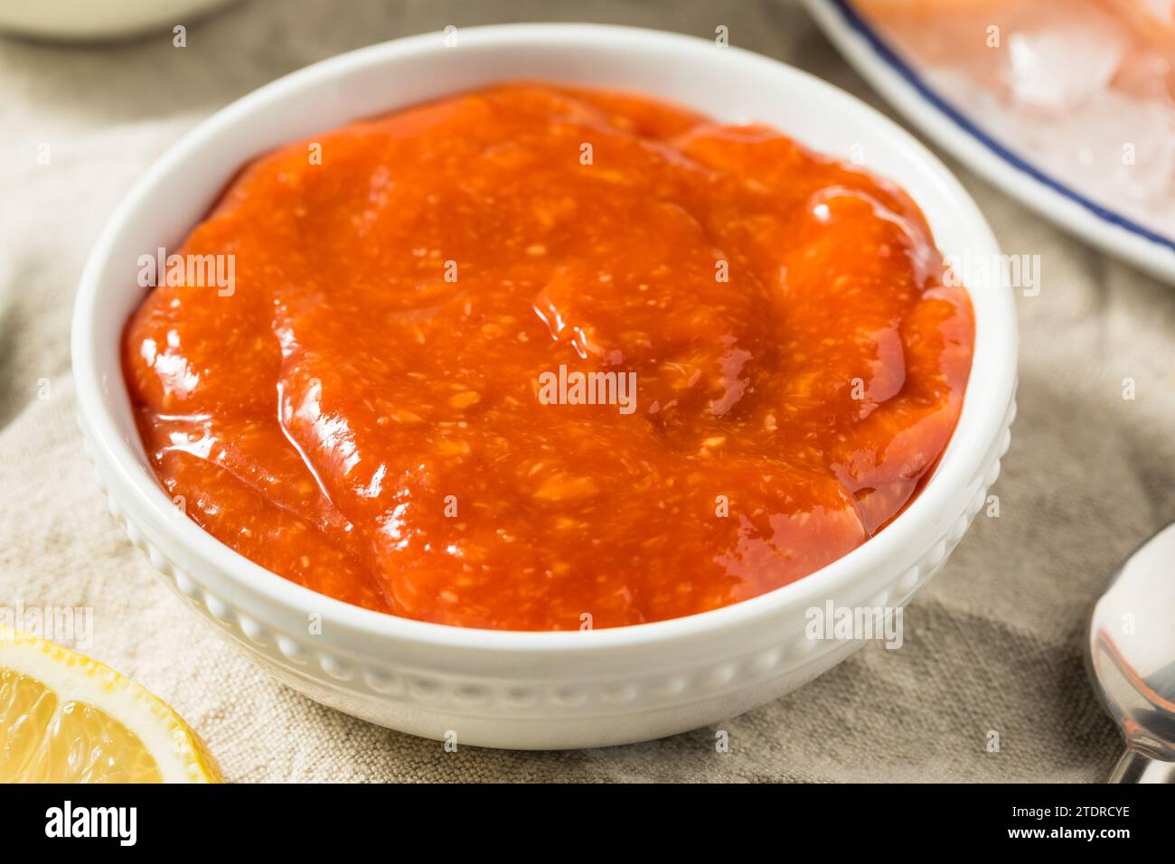 Salsa cocktail di pomodoro rosso biologico con rafano Foto Stock