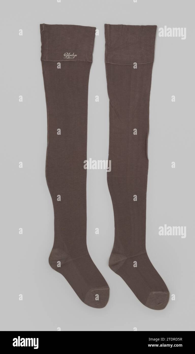 Calza di rayon grigio chiaro, c. 1925 - c. 1935 Calza di distretto grigio chiaro, a maglia, cucitura al centro. Inghilterra (possibilmente) intera: Maglieria distrettuale / stampa calza di distretto grigio chiaro, a maglia, cucitura al centro. Inghilterra (possibilmente) intera: Maglieria/stampa distrettuale Foto Stock