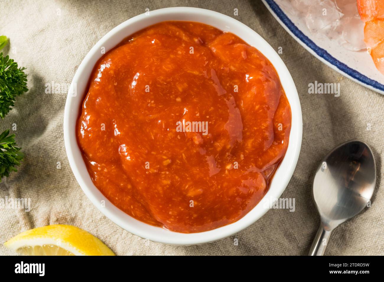 Salsa cocktail di pomodoro rosso biologico con rafano Foto Stock