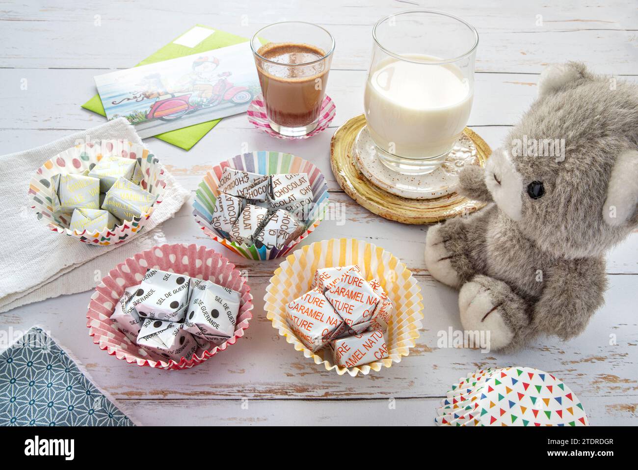 Spuntini per bambini con dolci e dolciumi. I dolci sono scritti in francese: "Sale di Guerande, cioccolato, vaniglia, semplice, caramello" Foto Stock