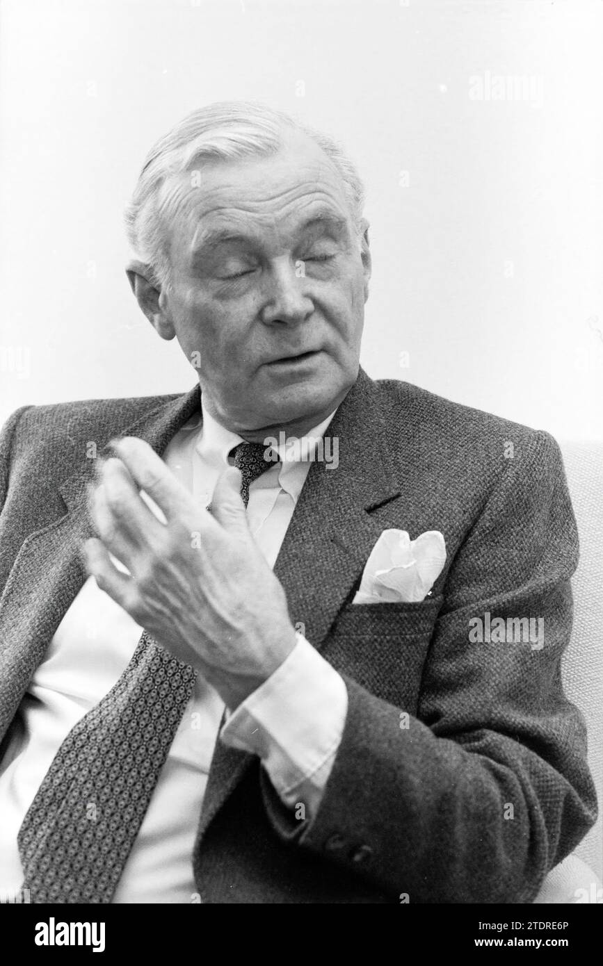 Mr. Tjaden Bloemendaal insegnante di inglese - 67 anni, Persons, Bloemendaal, 20-12-1987, Whizgle News from the Past, su misura per il futuro. Esplora le narrazioni storiche, l'immagine dell'agenzia olandese olandese con una prospettiva moderna, colmando il divario tra gli eventi di ieri e quelli di domani. Un viaggio senza tempo che delinea le storie che plasmano il nostro futuro Foto Stock