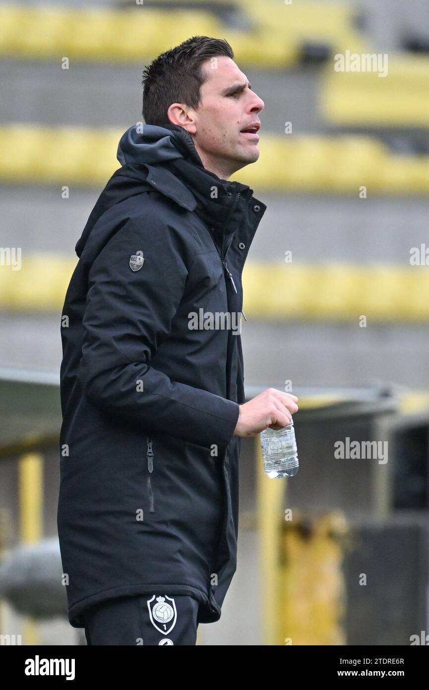 Lier, Belgio. 13 dicembre 2023. Il capo allenatore Thomas Wils di Anversa nella foto durante la partita della 6a giornata della UEFA Youth League nel gruppo H nella stagione 2023-2024 tra le squadre giovanili Under-19 del Royal Antwerp FC e del FC Barcelona il 13 dicembre 2023 a Lier, in Belgio. (Foto di David Catry/Isosport) credito: Sportpix/Alamy Live News Foto Stock
