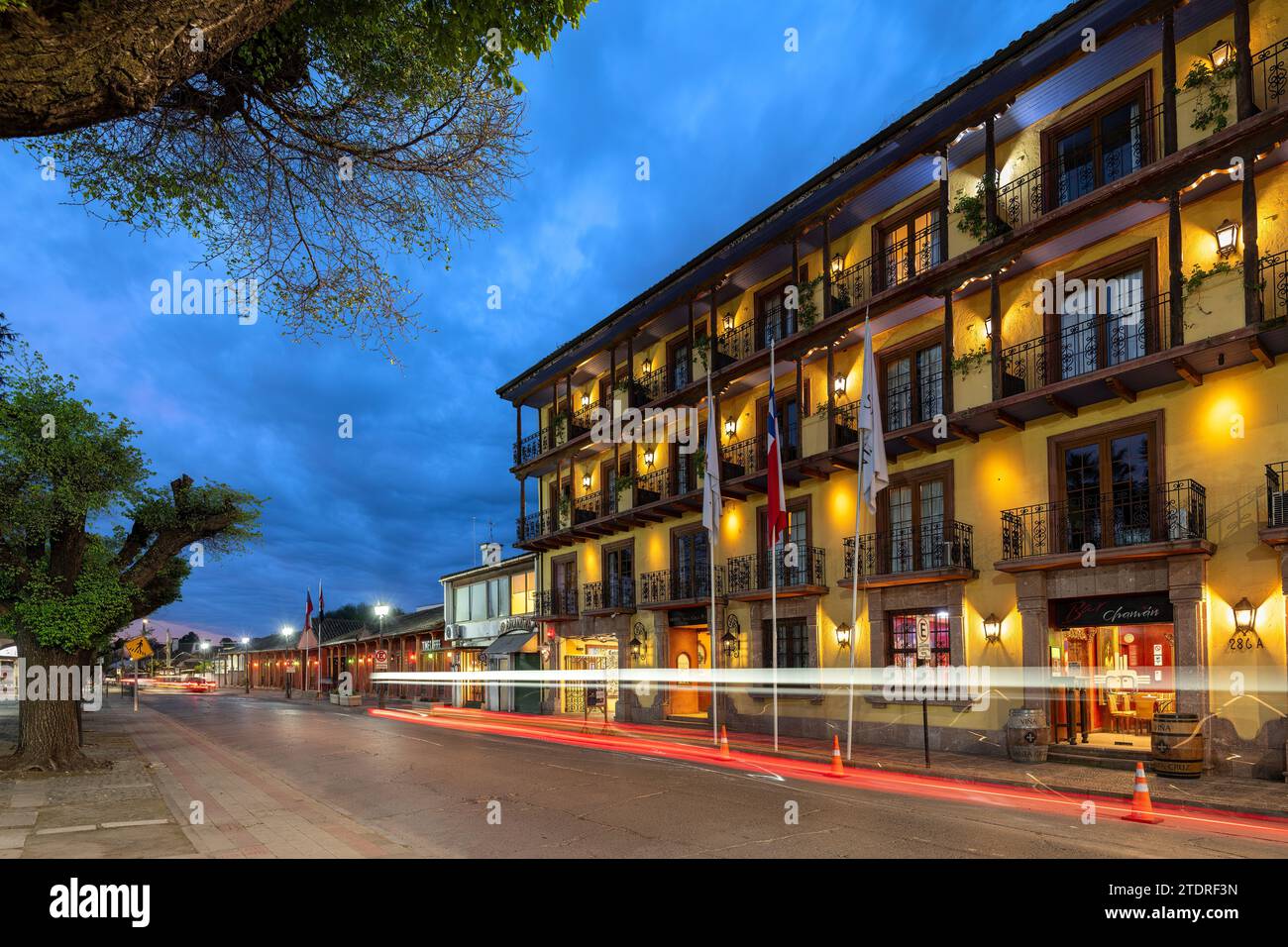 Santa Cruz, Colchagua Valley, Cile - Vista della piazza principale della città di Santa Cruz con la facciata del Santa Cruz Plaza Hotel e. Foto Stock