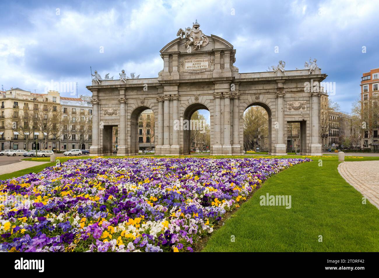 Vista della Puerta de Alcalá, una porta neoclassica in Plaza de la Independencia, Madrid, Spagna. Foto Stock