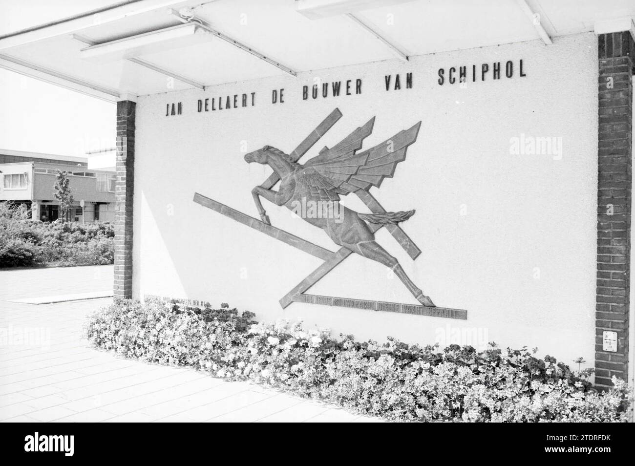 Dellaerts Monument Schiphol-Oost, 16-08-1988, Whizgle News from the Past, su misura per il futuro. Esplora le narrazioni storiche, l'immagine dell'agenzia olandese olandese con una prospettiva moderna, colmando il divario tra gli eventi di ieri e quelli di domani. Un viaggio senza tempo che delinea le storie che plasmano il nostro futuro Foto Stock