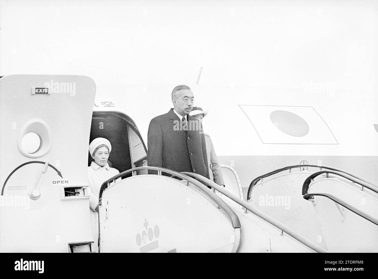 Accoglienza dell'imperatore Hirohito, Schiphol, 08-10-1971, Whizgle News from the Past, su misura per il futuro. Esplora le narrazioni storiche, l'immagine dell'agenzia olandese olandese con una prospettiva moderna, colmando il divario tra gli eventi di ieri e quelli di domani. Un viaggio senza tempo che delinea le storie che plasmano il nostro futuro Foto Stock